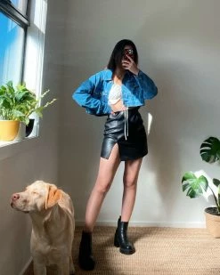 Kameli Boutique Keana Denim Jacket - Blue -Kameli Boutique - shop image 034ff171 5f36 4b69 9790 ecaffe8eb4ee 800x